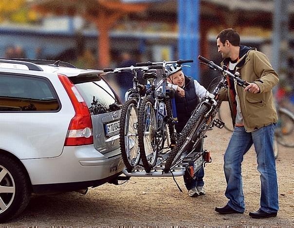 Beim Fahren mit Dach- und Heckträgern ist Vorsicht ratsam. Foto: Auto-Reporter/GTÜ